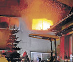 炎を上げて燃えるアパート＝２９日午前４時５９分、金沢市小坂町中（住民提供）