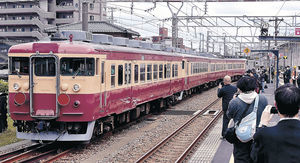 国鉄カラーに塗り直された車両＝ＪＲ松任駅