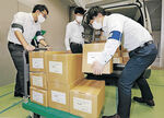 投票用紙が入った段ボール箱を運ぶ職員＝２０日午前９時、石川県庁