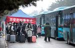 都市封鎖措置が解除され、帰省するためバスを待つ大学生ら＝２４日、中国陝西省西安市（共同）