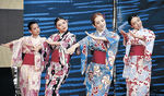 台湾南部・台南市の会場で「烏山頭踊り」を舞う人々（共同）