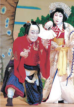貫禄の舞台を見せる中村吉右衛門さん（左）＝２００５年、金沢市観光会館（現金沢歌劇座）
