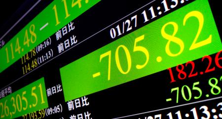 下げ幅が一時７００円を超えた日経平均株価を示すモニター＝２７日午前、東京・東新橋