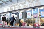 １６日、オミクロン株の感染者が立ち寄り営業停止になった北京市内のショッピングモール（共同）