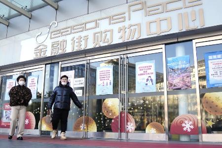１６日、オミクロン株の感染者が立ち寄り営業停止になった北京市内のショッピングモール（共同）