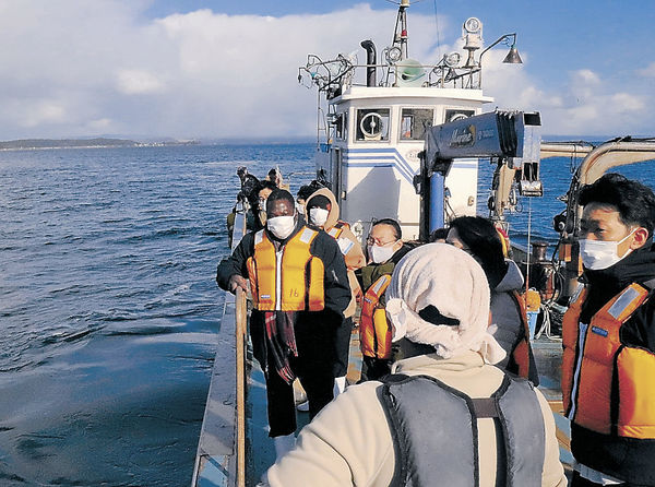 船の上から定置網漁を見学する参加者＝２７日午前９時４０分、七尾市沖