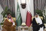 ８日、ドーハで会談したタミム首長（右）とサウジアラビアのムハンマド皇太子（カタール政府提供・ゲッティ＝共同）