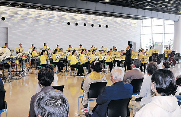 〈風と緑の楽都音楽祭〉力強い音色響かせ　金沢港で吹奏楽祭