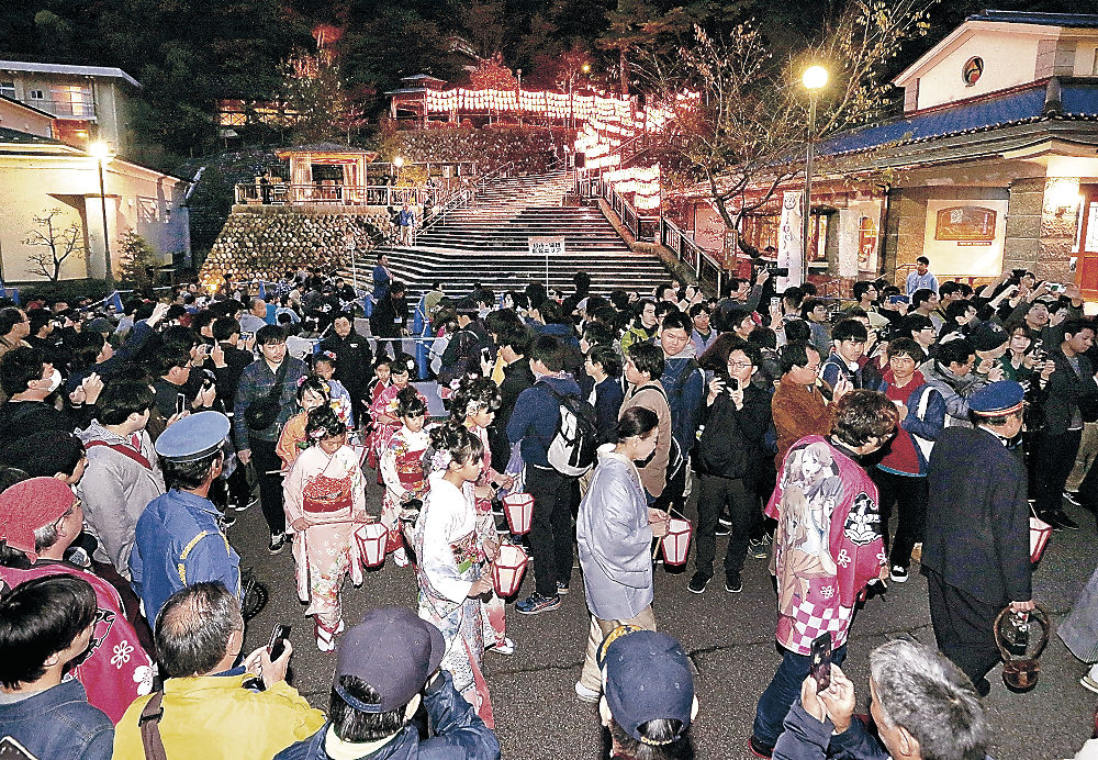 湯涌ぼんぼり祭り１０年で記念誌 金沢 売り上げ一部を運営費に 地域 石川のニュース 北國新聞