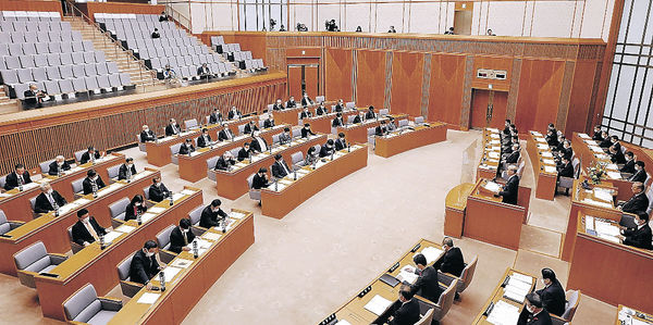 １２月定例会の初日を迎えた県議会。県議は自民分裂の可能性に身構えている