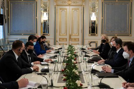 １９日、キエフで会談したブリンケン米国務長官（右から２人目）とウクライナのゼレンスキー大統領（左から２人目）（ロイター＝共同）
