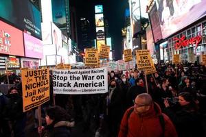 　２７日、米ニューヨークで、抗議デモに参加する人々（ロイター＝共同）