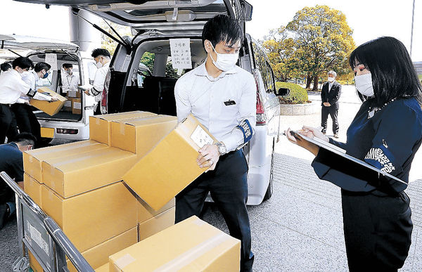 投票用紙入りの段ボール箱を乗用車に積み込む職員＝２５日午前９時５分、石川県庁