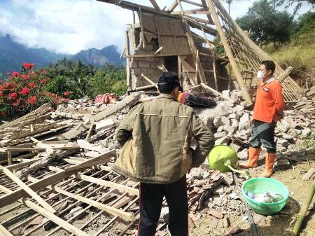 インドネシア・バリ島で、地震で倒壊した建物付近を調べる災害救助当局者ら＝１６日（国家災害対策庁提供・共同）