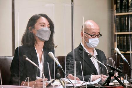 判決後に記者会見する伊藤詩織さん（左）＝３０日午後、東京・霞が関の司法記者クラブ
