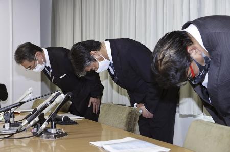 記者会見で謝罪する「ＢＩＰＲＯＧＹ」の平岡昭良社長（左）ら＝２４日午後、兵庫県尼崎市