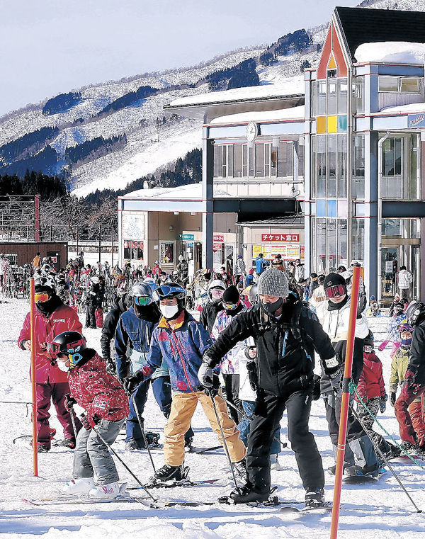 スキーやスノーボードを楽しむ人でにぎわうゲレンデ＝白山市の一里野温泉スキー場