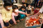 「かに集会」でベニズワイガニについて学ぶ保育園児ら＝２２日午前、鳥取県境港市