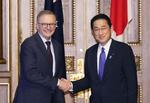 首脳会談で握手する岸田首相（右）とオーストラリアのアルバニージー首相＝２４日午後、東京・元赤坂の迎賓館