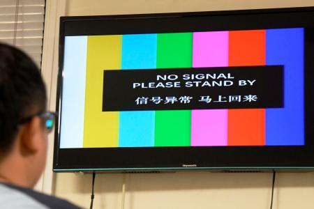 「電波異常」などと表示され、放映が中断されたＮＨＫ海外放送のニュース番組＝２日、北京（共同）