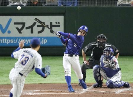 ホンダ熊本戦の１回、東京ガス・相馬が２点打を放つ。投手横川＝東京ドーム