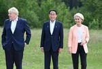 笑顔で記念撮影に臨む（右から）ＥＵのフォンデアライエン欧州委員長、岸田首相、ジョンソン英首相＝２６日、ドイツ南部エルマウ（代表撮影・共同）