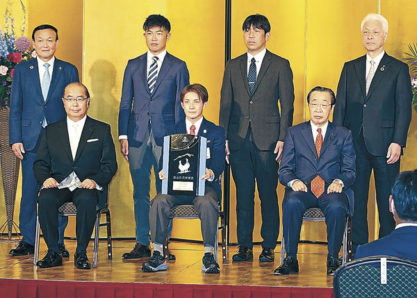 県民栄誉賞を受けた川除選手（中央）＝１６日午前１０時５５分、富山市内のホテル