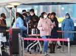 １日、新型コロナウイルス検査のため、ソウル市内の検査所を訪れた市民ら（共同）