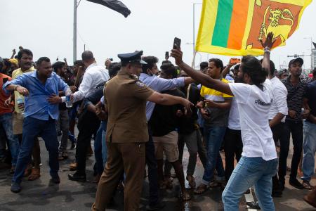 ９日、スリランカ最大都市コロンボで政府に抗議する市民ら（ゲッティ＝共同）