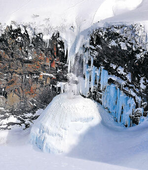 百四丈滝にできた巨大な「氷雪のドーム」＝２月２６日、白山中腹（形屋さん撮影）
