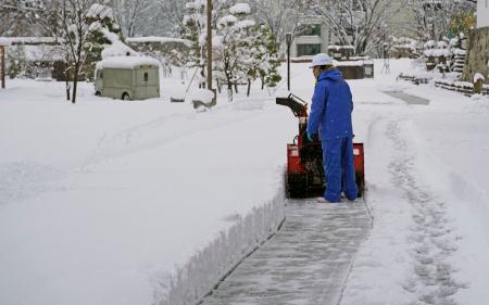富山市内の公園で行われる除雪作業＝１４日午後