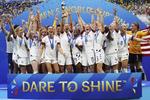 サッカー女子Ｗ杯で２連覇を果たし、喜ぶ米国の選手たち＝２０１９年、リヨン（ゲッティ＝共同）