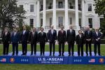 記念撮影するバイデン米大統領（中央）とＡＳＥＡＮ首脳ら＝１２日、米ホワイトハウス（ＵＰＩ＝共同）