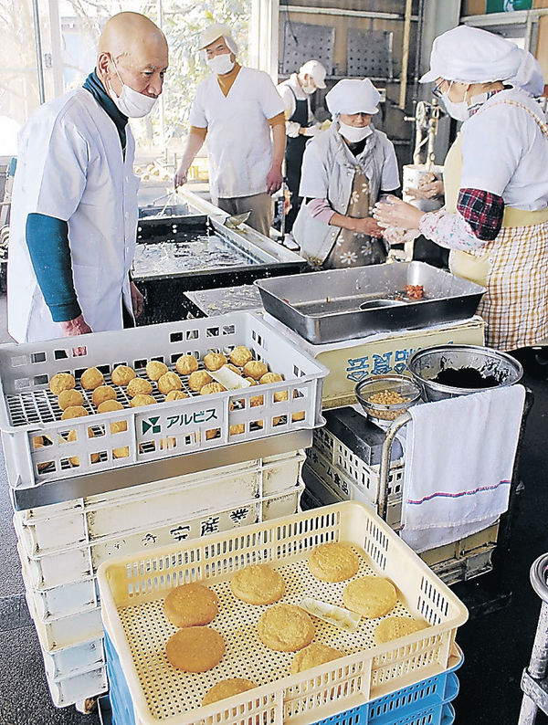豆腐製品づくりに励む齊藤さん（左）と店のメンバー＝小矢部市平田