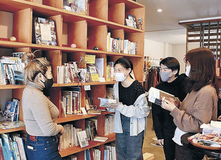 図書館でにぎわい 山代で開館半年 市外育ちの４人が企画 茶道教室やフリーマーケット 地域 石川のニュース 北國新聞
