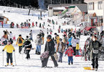 多くの利用客でにぎわうゲレンデ＝今月１０日、白山市の白山一里野温泉スキー場