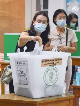 ２２日、タイ・バンコクの知事選で投票する女性（共同）