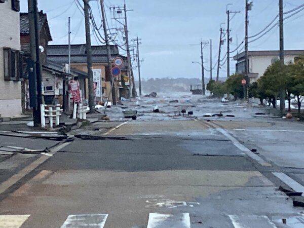 市街地に押し寄せる津波＝１日午後４時４２分、珠洲市飯田町