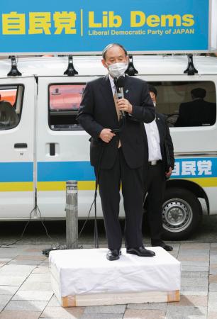 街頭演説をする菅前首相＝１６日午後、兵庫県宝塚市