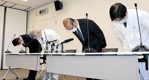 記者会見で謝罪する市立輪島病院の品川院長（左から２人目）と坂口輪島市長（同３人目）＝市役所