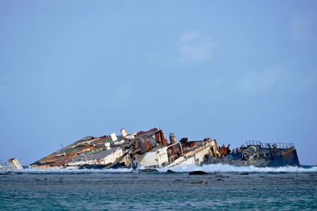 モーリシャスの南東沖で座礁した貨物船「ＷＡＫＡＳＨＩＯ」の残骸＝１８日（共同）
