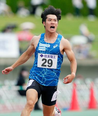 男子１００メートル予選で１０秒０２をマークした坂井隆一郎。世界陸上の参加標準記録を突破した＝ヤマタスポーツパーク陸上競技場