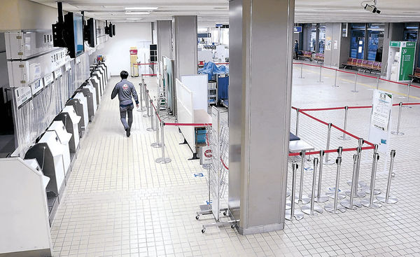 昨年３月から全ての国際線が運休し、閑散とする小松空港の国際線チェックインカウンター