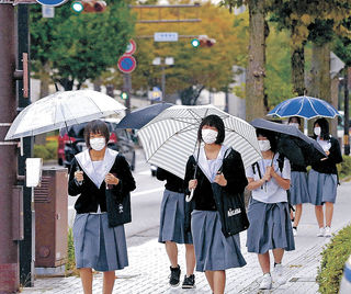 衣替え 気分新たに １０月 県内雨空 傘を手に登校 金沢 最低気温２２ ２度 社会 石川のニュース 北國新聞