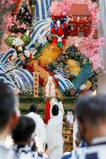 福岡市博多区の櫛田神社で行われた飾り山笠の「御神入れ」＝３０日午後