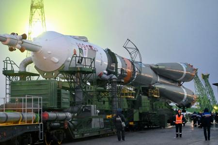 ５日、カザフスタン・バイコヌールで発射台に運ばれる前沢友作氏が搭乗予定のソユーズロケット（共同）