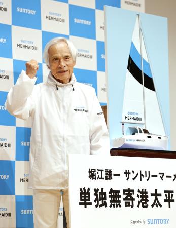 ヨットで単独無寄港の太平洋横断に挑むと発表し、ポーズをとる海洋冒険家の堀江謙一さん＝２４日午後、東京都港区