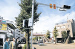 設置された信号機と撤去される歩道橋（奥）＝金沢市若草町の市道
