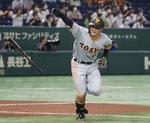 １０回巨人２死一、二塁、吉川が左中間にサヨナラ二塁打を放つ＝東京ドーム